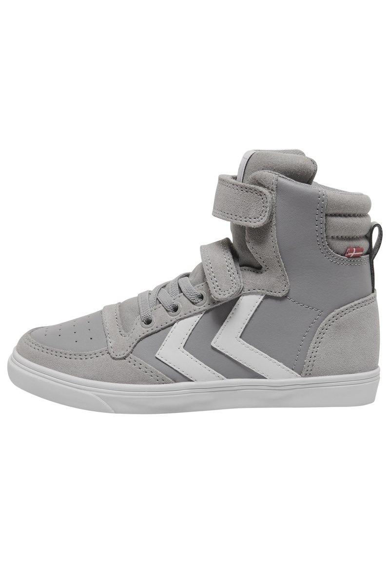 Wysokie sneakersy z szarej skóry i zamszu, z białym wzorem w zygzak, sznurówkami oraz rzepem, a także fakturowaną powierzchnią.