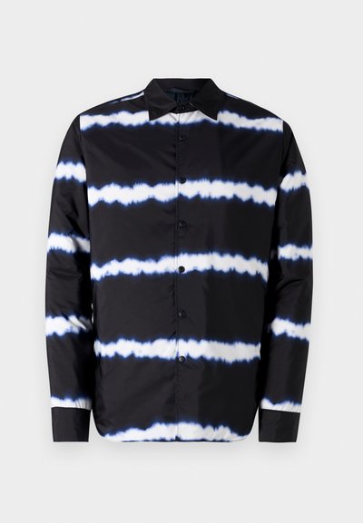 Camisa preta de botão com riscas horizontais em tie-dye branco e azul, apresentando colarinho espalhado e mangas longas, confeccionada em tecido suave.