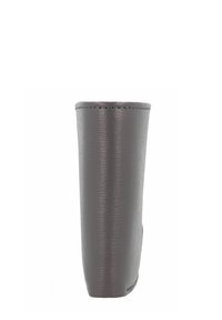 Bota de cuero gris con una textura suave, que presenta una punta redondeada y una costura vertical elegante en la parte posterior. Diseño minimalista.