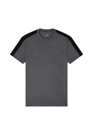 T-shirt grigio scuro a maniche corte con strisce nere sulle spalle e scollo rotondo, logo Armani Exchange all'interno del colletto.