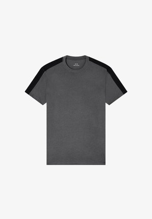 Ciemnoszary t-shirt z krótkim rękawem, z czarnymi paskami na ramionach i okrągłym dekoltem, logo Armani Exchange wewnątrz kołnierzyka.