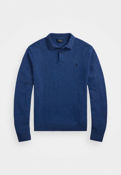 Strikket blå polo sweater med lange ærmer, krave, to-knaps placket og et lille logo på venstre bryst.