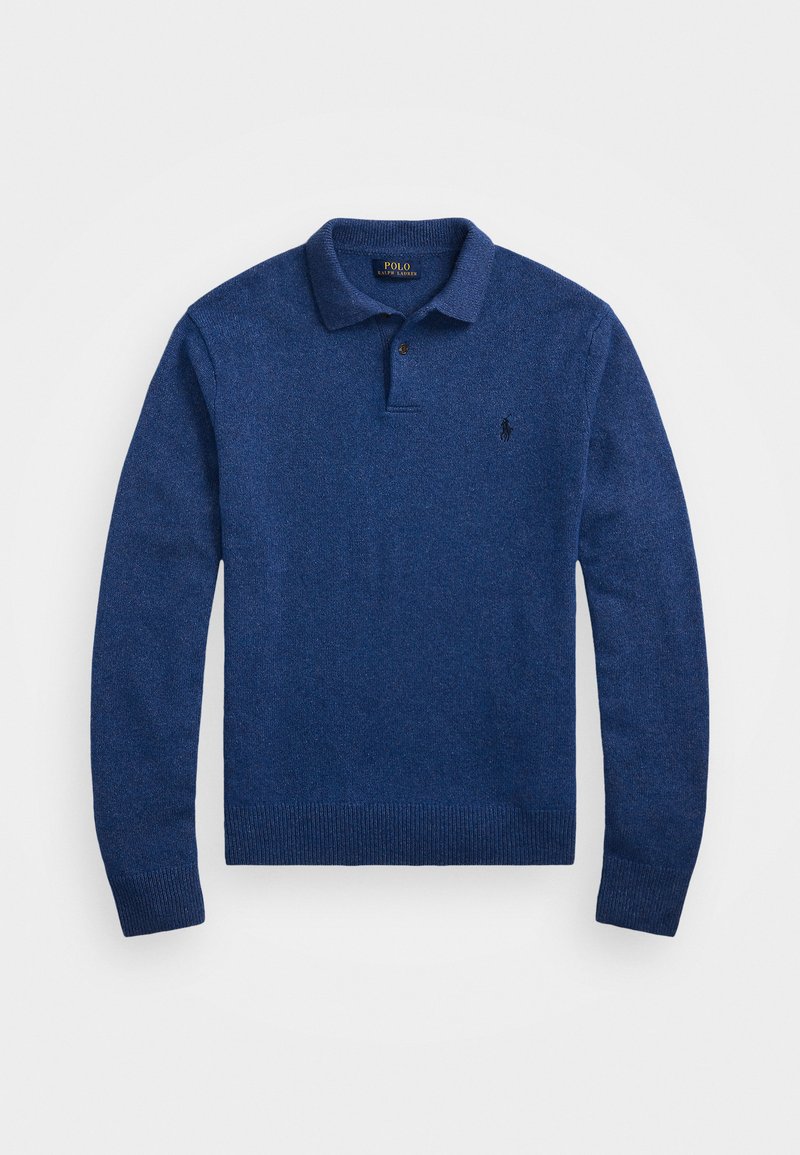 Mėlynas megztas polo džemperis, turi ilgas rankoves, apykaklę, dviem mygtukais užsegamą iškirptę ir mažą logotipą kairėje krūtinės pusėje.