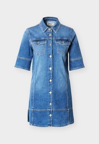 Φόρεμα πουκάμισο από denim σε ανοιχτό μπλε, με κοντά μανίκια, τέσσερις τσέπες μπροστά και κλείσιμο με ασημένια κουμπιά. Διακοσμητικό ράψιμο σε όλο το ύφασμα.