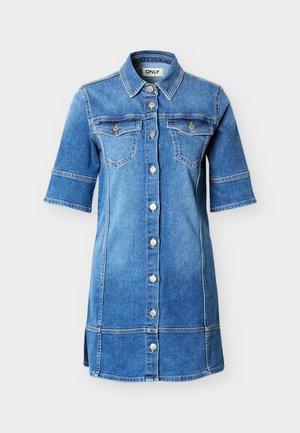 Denimskjortekjole i lyseblå, med korte ærmer, fire forlommer og sølvknaplukninger. Syninger som accenter over det hele.