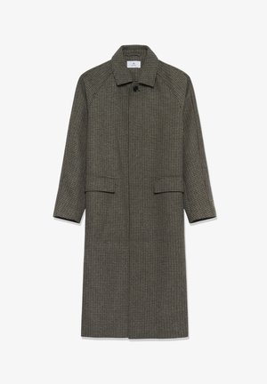 Cappotto lungo grigio a motivo houndstooth con colletto, maniche a raglan e due tasche frontali. Il tessuto ha una finitura testurizzata e una chiusura con bottoni sul collo.