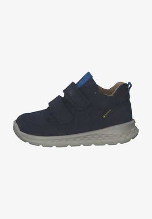 Baskets en suede bleu marine avec deux bandes Velcro, des détails en mesh, une semelle extérieure grise texturée et un petit logo sur le côté.