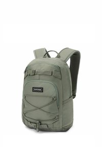 Mochila Dakine de color verde oliva con correas acolchadas, bolsillo delantero con cremallera, cordón elástico ajustable y bolsillo lateral de malla.