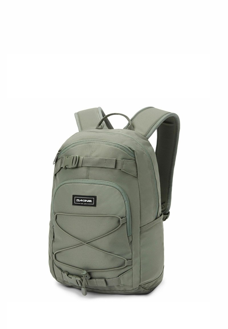 Mochila Dakine de color verde oliva con correas acolchadas, bolsillo delantero con cremallera, cordón elástico ajustable y bolsillo lateral de malla.