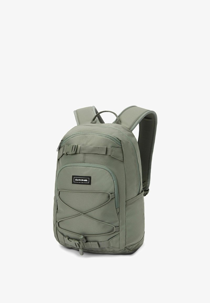 Mochila Dakine de color verde oliva con correas acolchadas, bolsillo delantero con cremallera, cordón elástico ajustable y bolsillo lateral de malla.