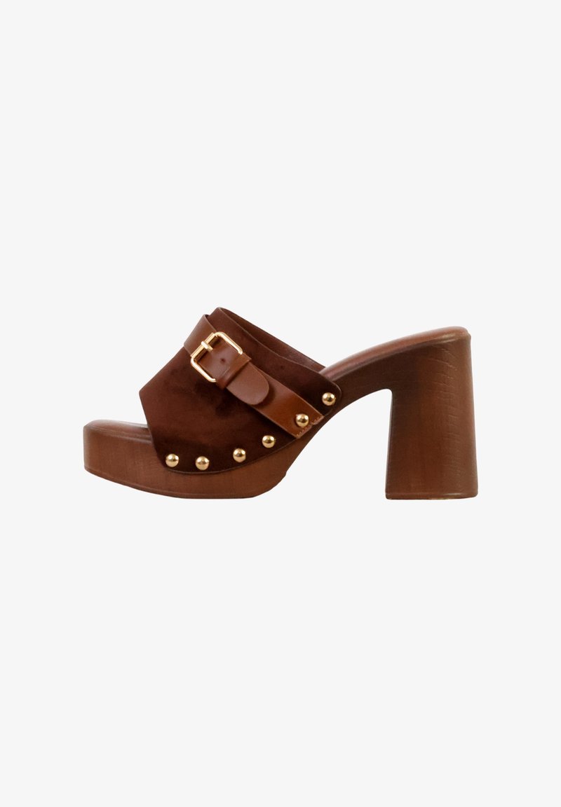 Mule à plateforme en daim marron avec des clous dorés, une bride à boucle en cuir et un talon haut épais.