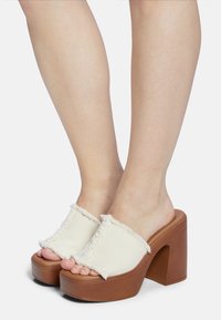 ALDO 68727 - Pantofle na podpatku - open natural
