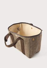 Καφέ και μπεζ υφασμάτινη τσάντα tote με ανοιχτό πάνω μέρος, ραμμένες λαβές, χρυσά κουμπιά και μπεζ εσωτερικό με μια μικρή εσωτερική τσέπη.