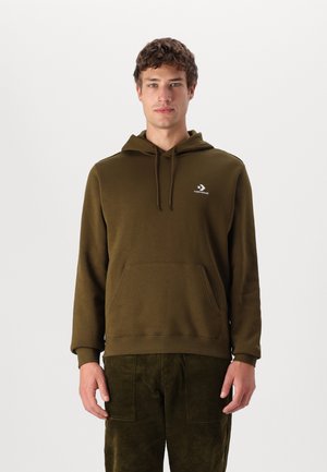 Sudadera verde oliva hecha de un tejido suave, con un bolsillo tipo canguro, capucha ajustable con cordón y un pequeño logo en el pecho.