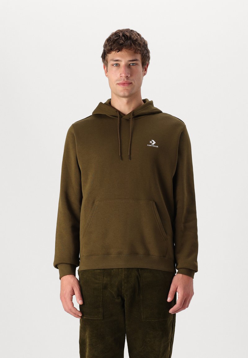 Sudadera verde oliva hecha de un tejido suave, con un bolsillo tipo canguro, capucha ajustable con cordón y un pequeño logo en el pecho.