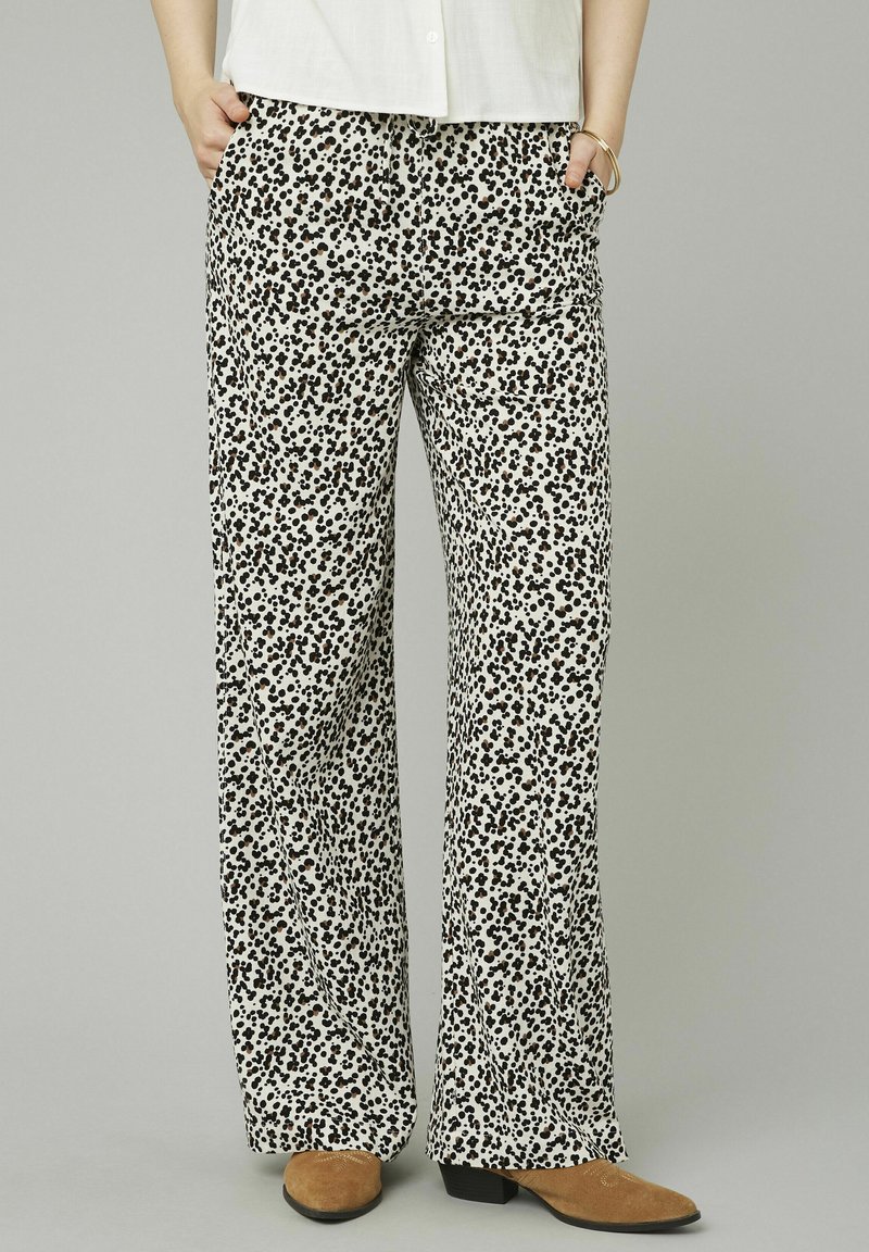 Pantalons à jambes larges en imprimé léopard crème, avec des taches noires et brunes. Tissu doux avec une taille élastique et des poches latérales.