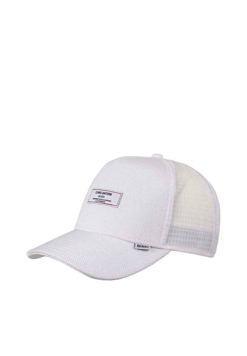 Weißer Hut aus strukturiertem Mesh-Stoff. Verfügt über einen flachen Schirm, ein Logopatch auf der Vorderseite und ein atmungsaktives Rückenteil.