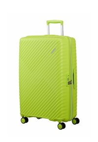 Valise rigide vert vif avec des rainures diagonales, quatre roulettes pivotantes, une poignée extensible et une serrure à combinaison latérale.