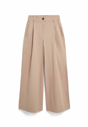 Beige wijde broek met plooien, zijzakken, lussen voor een riem en een knoopsluiting bij de tailleband, afgebeeld op een witte achtergrond.