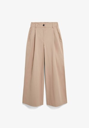 Beige wijde broek met plooien, zijzakken, lussen voor een riem en een knoopsluiting bij de tailleband, afgebeeld op een witte achtergrond.