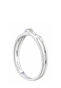 Baltas auksas žiedas, turintis du susijungiančius žiedus su elegantišku dizainu. Viename žiede yra mažų deimantų, išdėstytų viršutiniame kreivume.