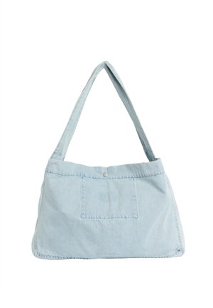 Sac bandoulière en denim bleu clair avec une large sangle et une petite poche avant, sécurisée par un seul bouton au centre supérieur.