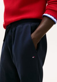 Tommy Hilfiger ESSENTIAL CORE - Shorts - desert sky