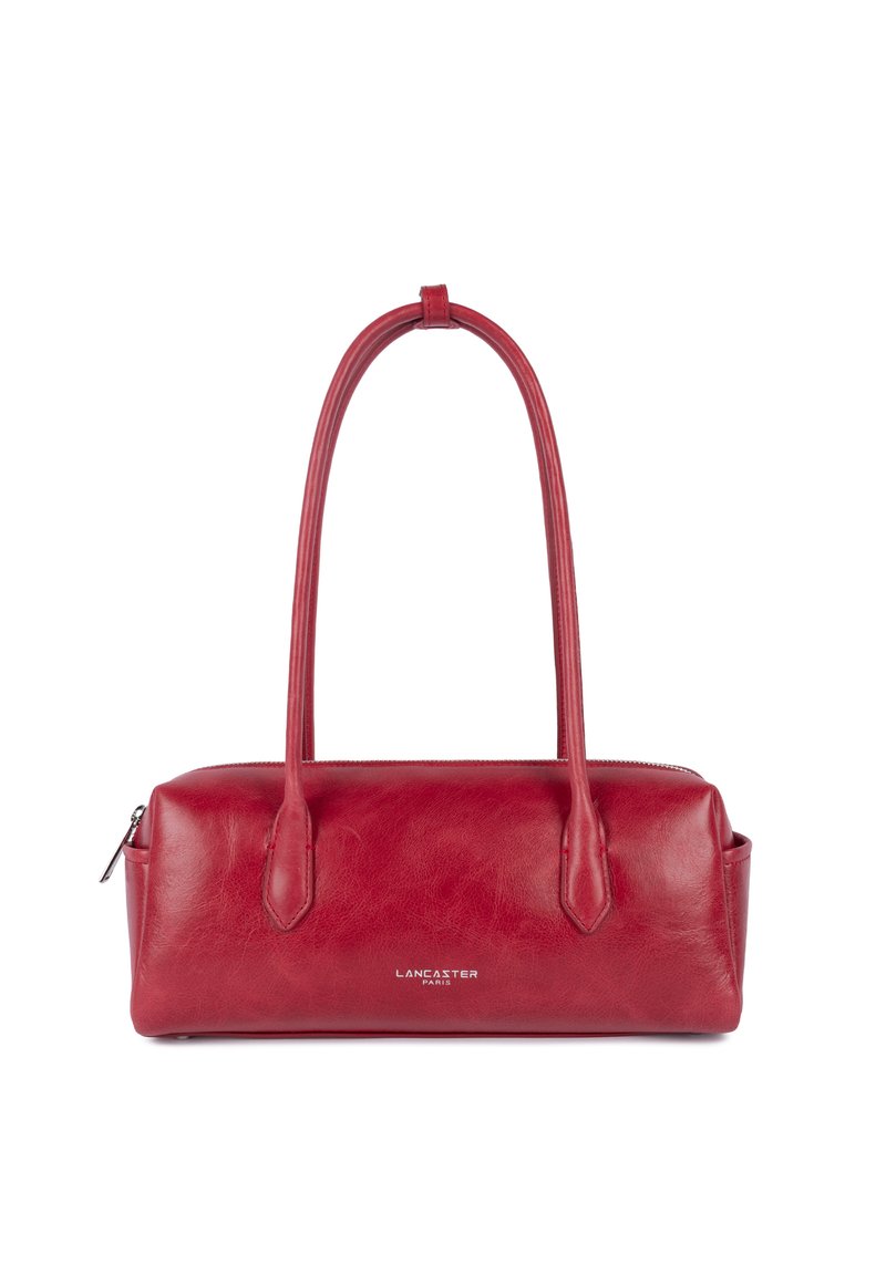 Sac à main rectangulaire en cuir rouge avec double poignée et fermeture éclair argentée, logo Lancaster Paris au centre avant.