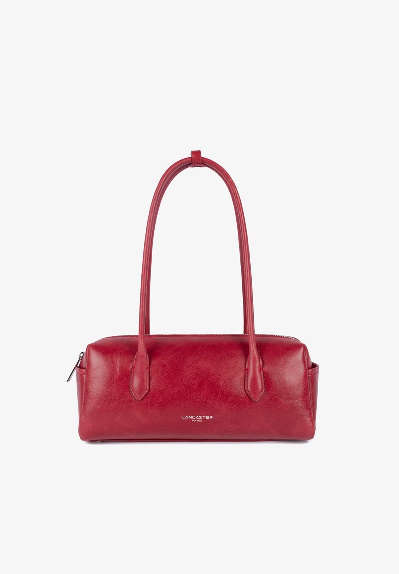 Sac à main rectangulaire en cuir rouge avec double poignée et fermeture éclair argentée, logo Lancaster Paris au centre avant.