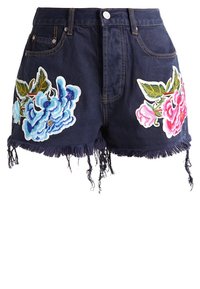 Farkkushortsit, joissa on repsottavat reunat, tummansininen väri ja isot kukkaistutukset sinisen ja vaaleanpunaisen sävyissä edessä sivuilla. Neljä taskua.