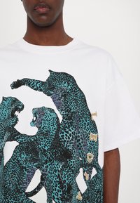 Just Cavalli PLACED FULL LEOPARD - Apdrukāts T-krekls - white