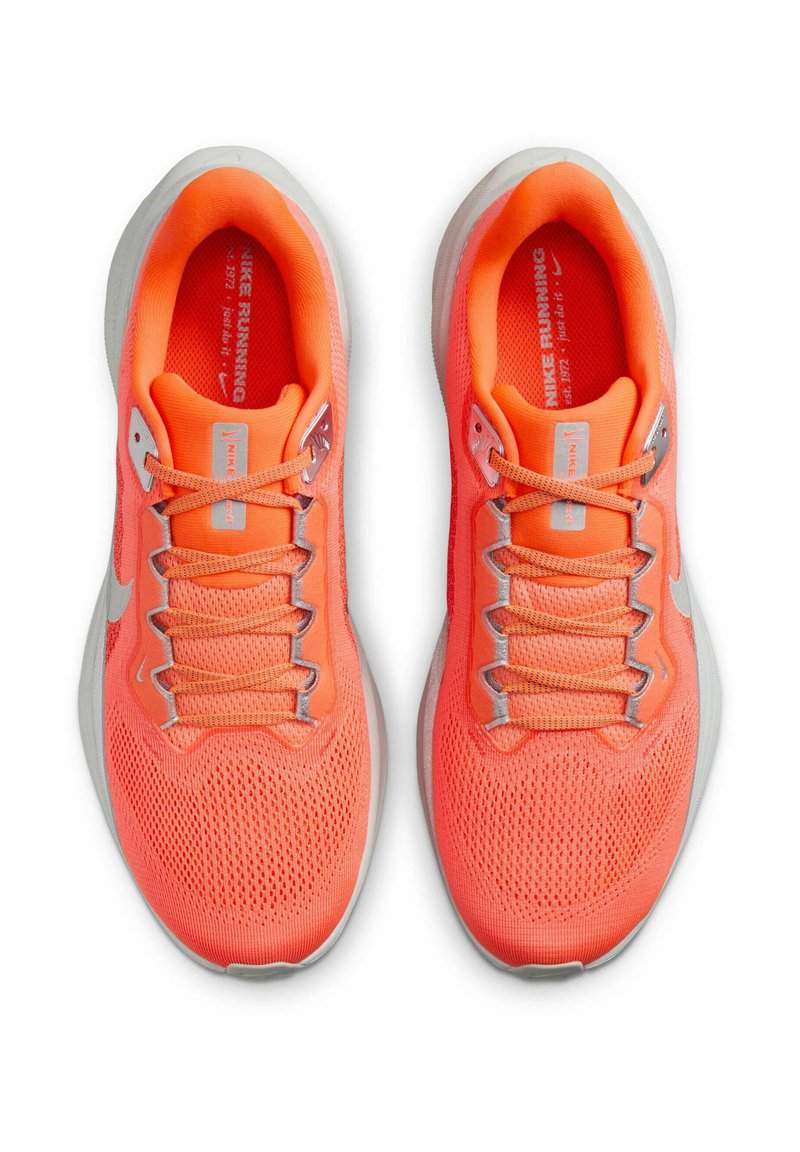 Baskets de course Nike en maille orange vif avec des accents réfléchissants. Dotées d'une épaisse semelle grise et d'un design à lacets avec six œillets.