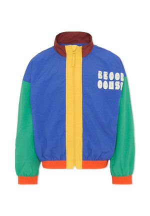 Giacca antivento blu, verde e arancione con cerniera gialla e collo alto, con testo astratto bianco sul petto in alto a destra.