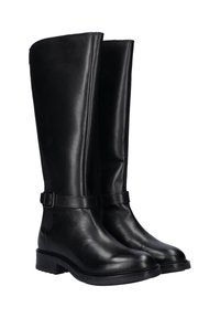 Een paar hoge zwarte leren laarzen met lage hakken en zijgespen, rechtopstaand op een witte achtergrond.