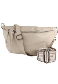 Beige leren schoudertas met een textuurafwerking, voorzien van een ritsvak en een verstelbare schouderriem met een patroon. Accenten in zilverkleurige hardware.