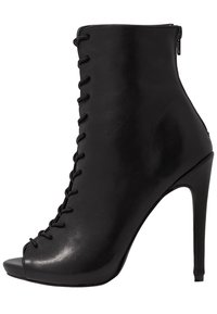 Bottines à talons hauts noires avec bout ouvert, finition en cuir brillant, design à lacets sur le devant et fermeture éclair sur le côté.