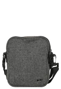 Bolso bandolera de patrón de espiga en blanco y negro, hecho de tela, con cierre de cremallera y correa ajustable. Forma cuadrada con textura suave.