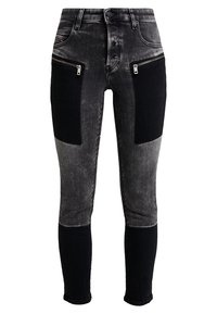 Úzké džíny s vybledlým černým a šedým denimovým povrchem. Obsahují černé látkové panely a zipové přední kapsy. Klasický design s pěti kapsami.
