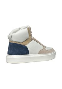 Wysokie sneakersy z białej skóry, akcentami z beżowego i granatowego zamszu, fakturowanymi powierzchniami oraz okrągłą, białą gumową podeszwą.