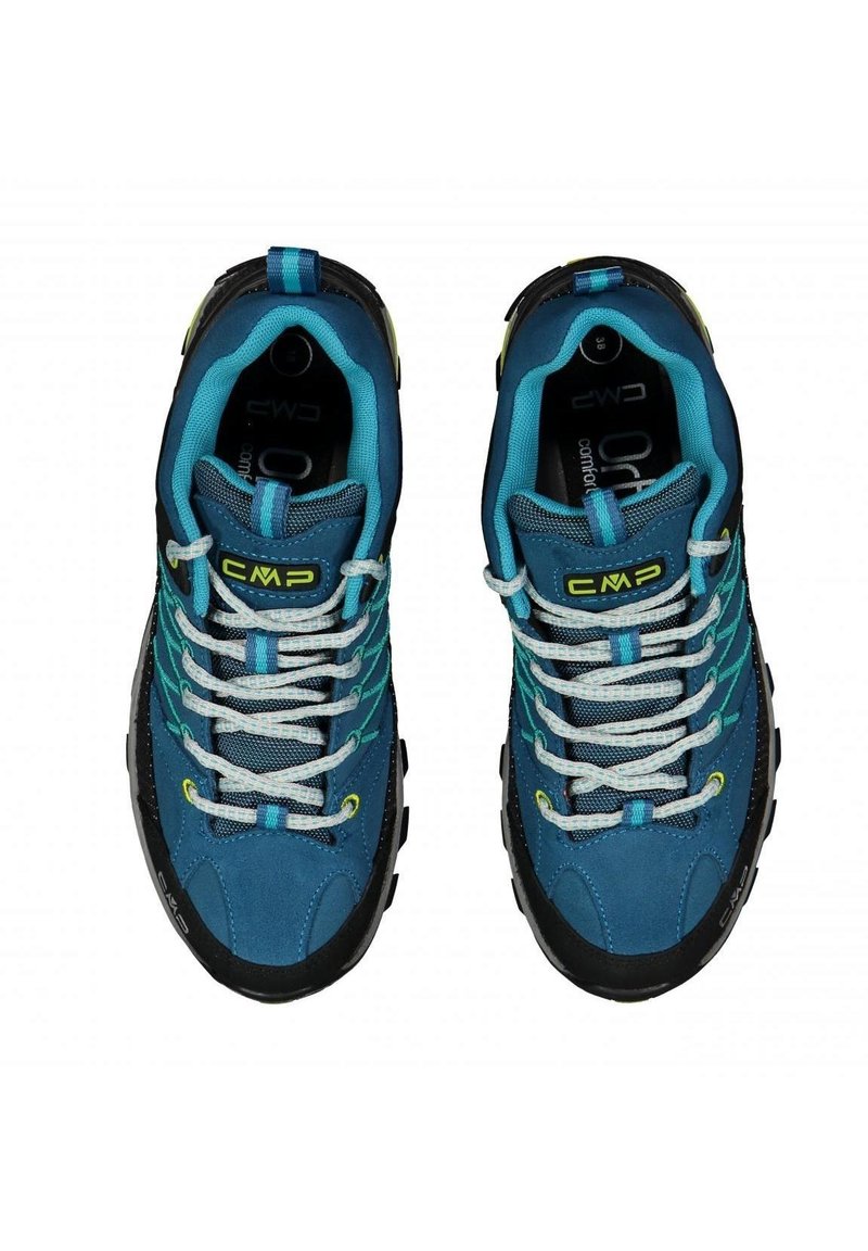 Scarpe da trekking blu con un mix di materiali lisci e testurizzati, caratterizzate da dettagli bianchi e gialli, lacci e una suola nera robusta.