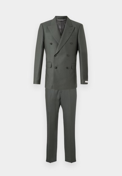 Divkāršu tumši zaļa uzvalks ar iegrieztām atlokām, divām priekšējām kabatām un taisnām biksēm. Strukturēta auduma ar smalku mirdzumu.