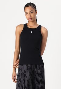 Top negru fără mâneci, realizat dintr-un material elastic, cu guler rotund și un mic logo floral pe piept.