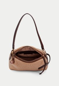 Sac à main en texture marron avec un extérieur doux et pelucheux. Il dispose d'une bandoulière en cuir marron, d'une fermeture éclair et d'un intérieur spacieux avec une poche.