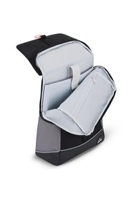 Svart och grå strukturerad ryggsäck med en blixtlåsstängning, utrustad med en ljusgrå interiör, fickor och ett litet blixtlåsfack.