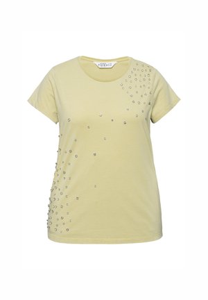 Zitronengelbes T-Shirt mit Rundhalsausschnitt, kurzen Ärmeln und einem Design, das auf einer Seite mit verstreuten silbernen Nieten verziert ist. Aus weichem Baumwollmaterial.