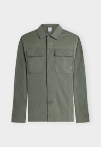 Chemise à manches longues vert olive avec boutons, deux poches avant à rabat boutonné et un col standard, étalée à plat sur un fond blanc.