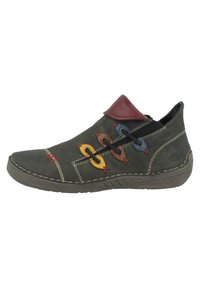 Zapato sin cordones de cuero verde oscuro con un cuello de acento rojo. Presenta ojales coloridos para los cordones, costuras en tono marrón y una suela de goma texturizada.