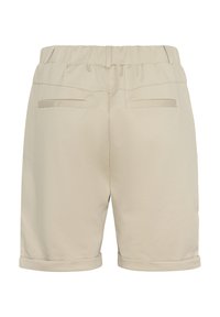 Beige shorts met een elastische tailleband, twee achterzakken met vlakke sluitingen en opgerolde zoom. Gemaakt van zachte, ademende stof.