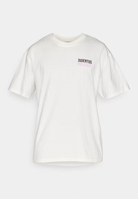 T-shirt de algodão branca com mangas curtas, apresentando "JUVENTUS" em preto e "MILLE897" em rosa no lado esquerdo do peito. Gola redonda padrão.