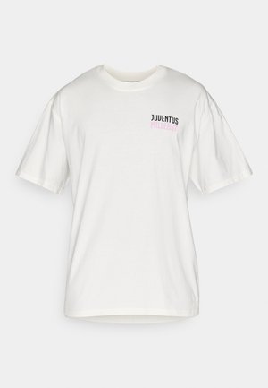Biała bawełniana koszulka z krótkim rękawem, z napisem "JUVENTUS" na czarno i "MILLE897" na różowo na lewej piersi. Standardowy okrągły dekolt.